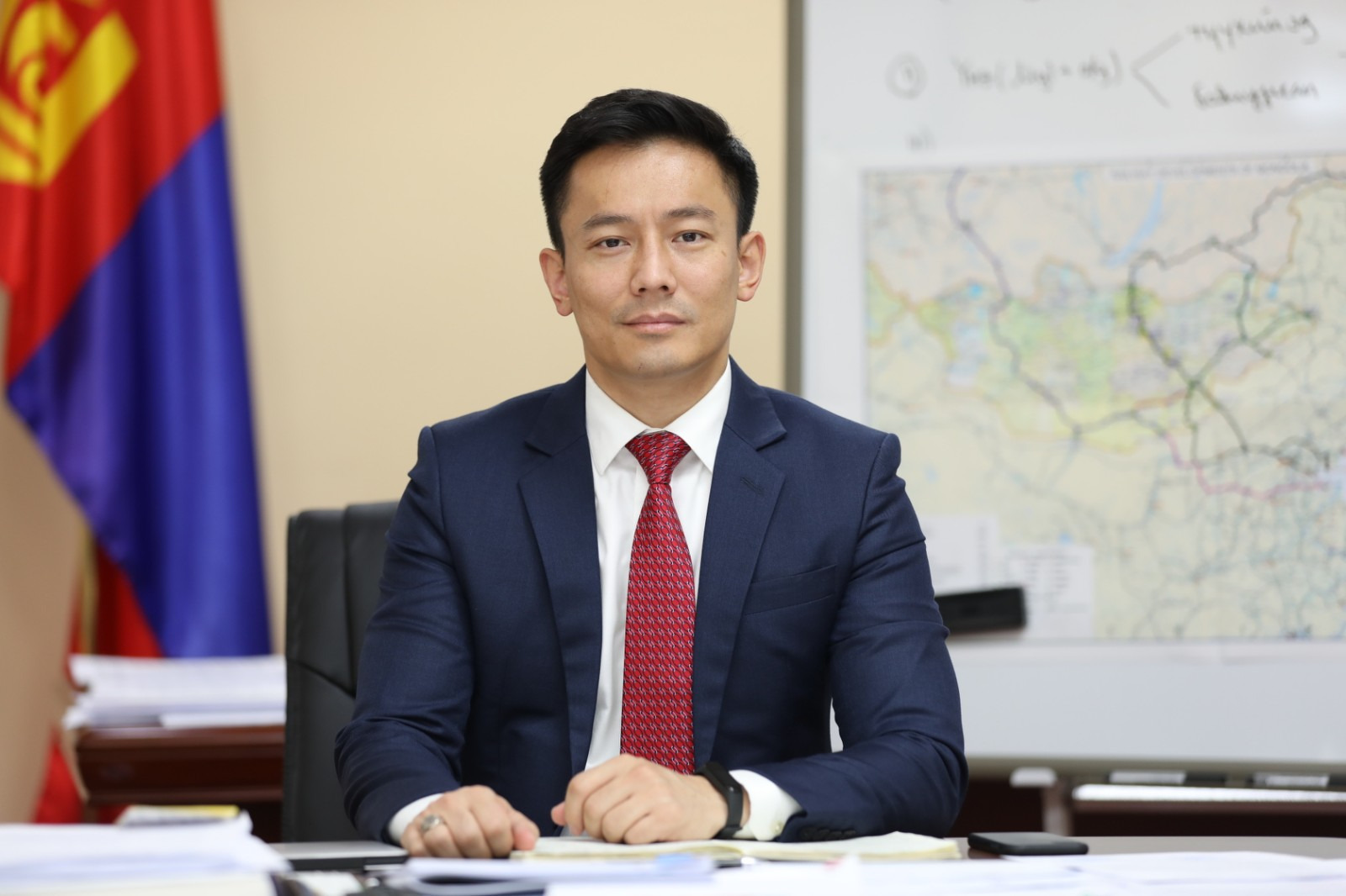 О.Батнайрамдал Оюутолгойн нээлттэй сонсголын үр дүнгийн талаар мэдээлэл өгч байна